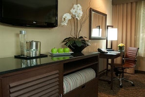 Hypo-allergenic bedding, desk, laptop workspace, blackout curtains - Airtel Plaza Hotel (Van Nuys)