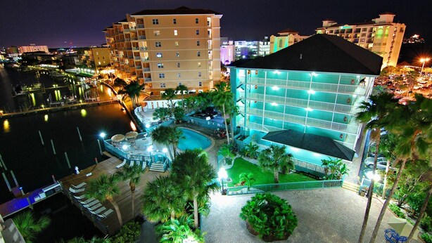 Un hotel con piscina, zona de estar exterior y vistas al puerto deportivo.