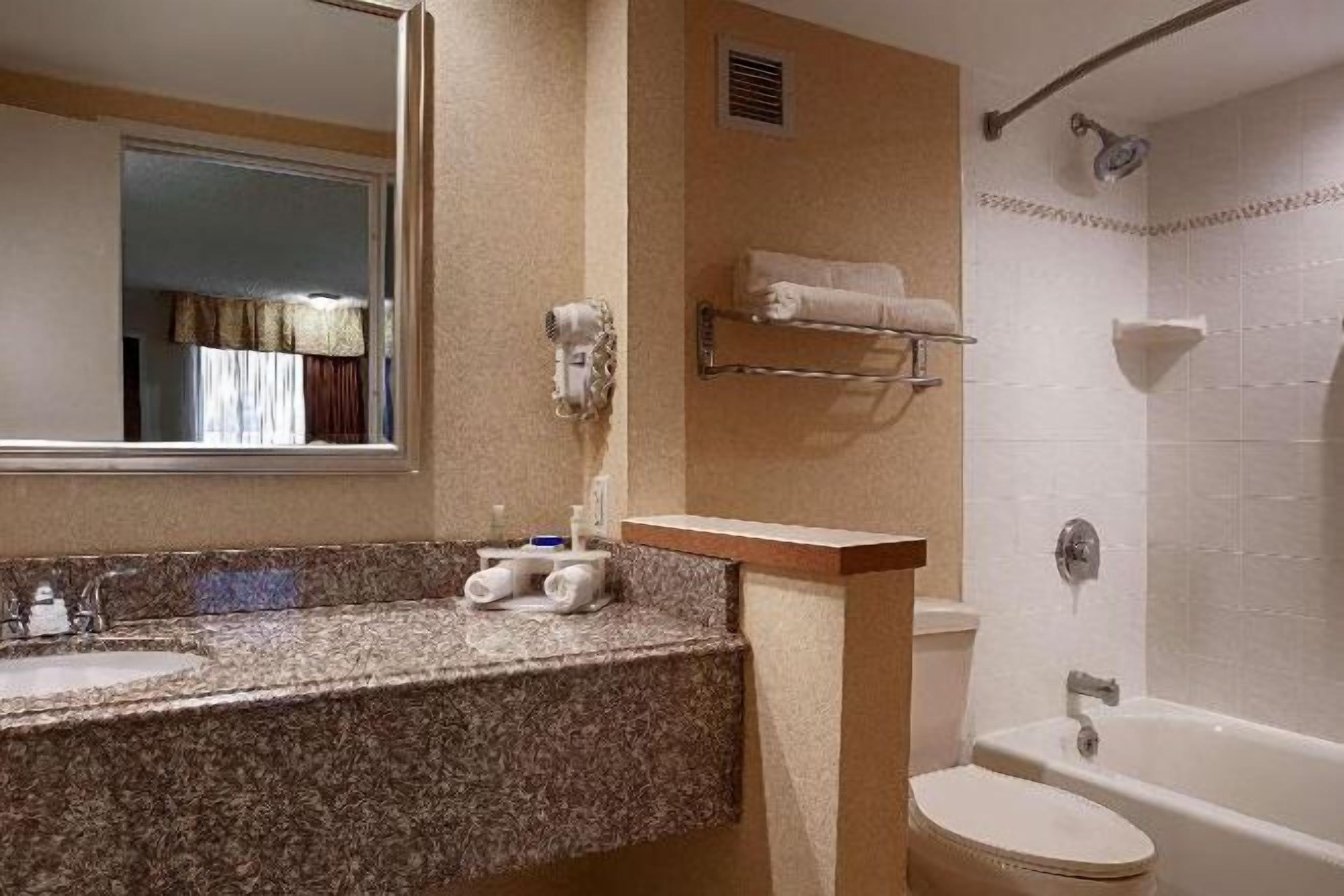 Bathroom | Combined shower/bathtub, hair dryer, towels