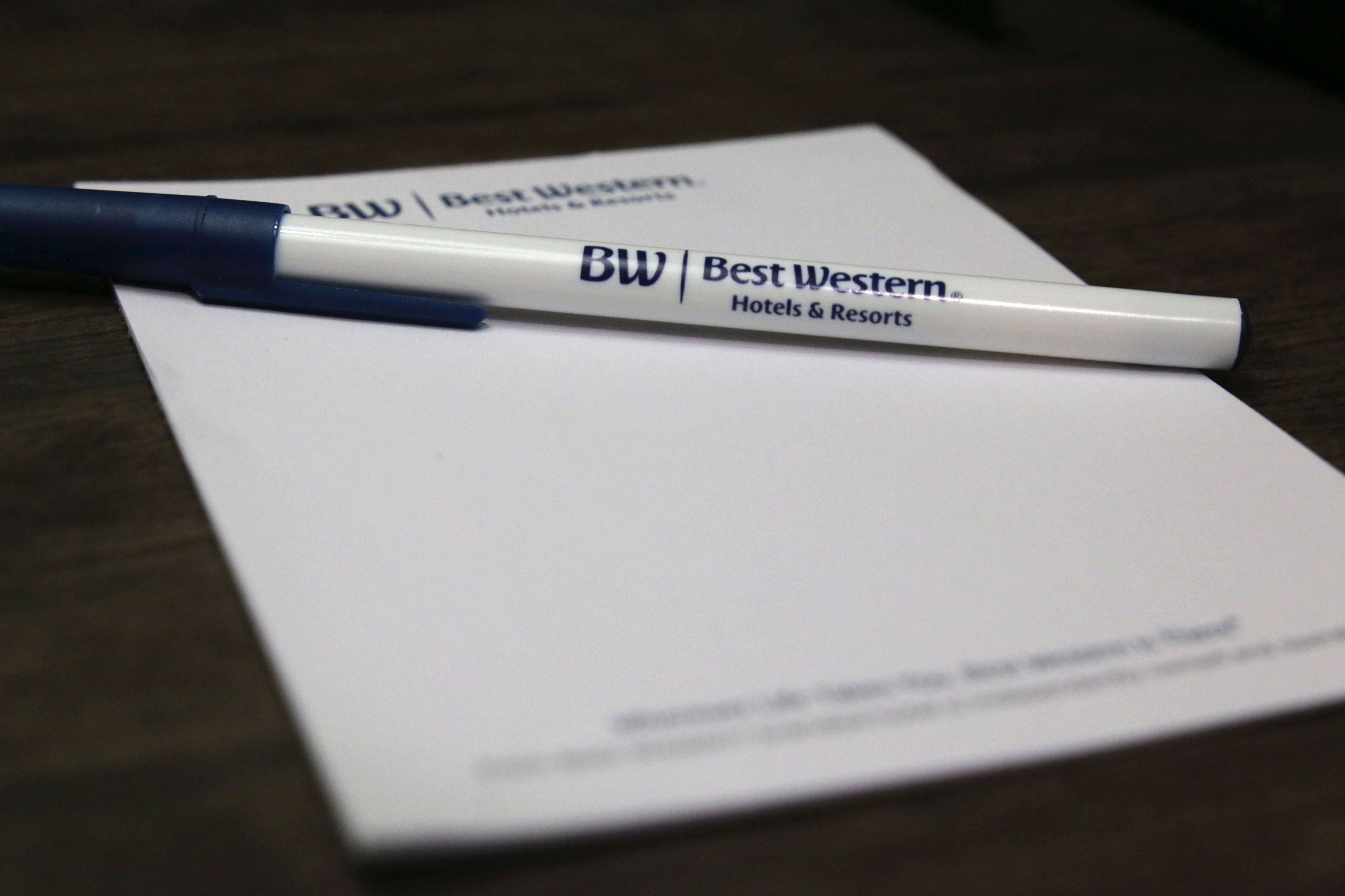 Un bolígrafo con la marca 'BW Best Western Hotels & Resorts' sobre un papel.