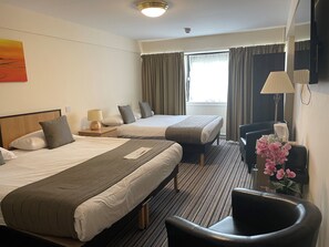 Yksilöllisesti sisustettu, yksilöllisesti kalustettu, työpöytä