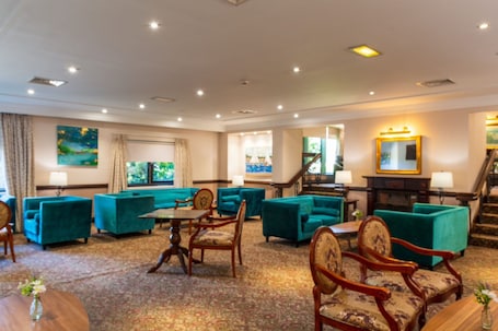 Sala de estar en el lobby. The Waterside Hotel