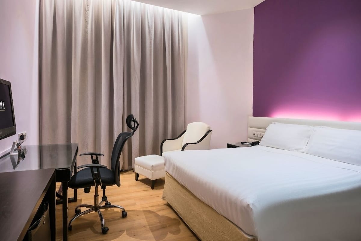 1 quarto, frigobar, cofres nos quartos, escrivaninha