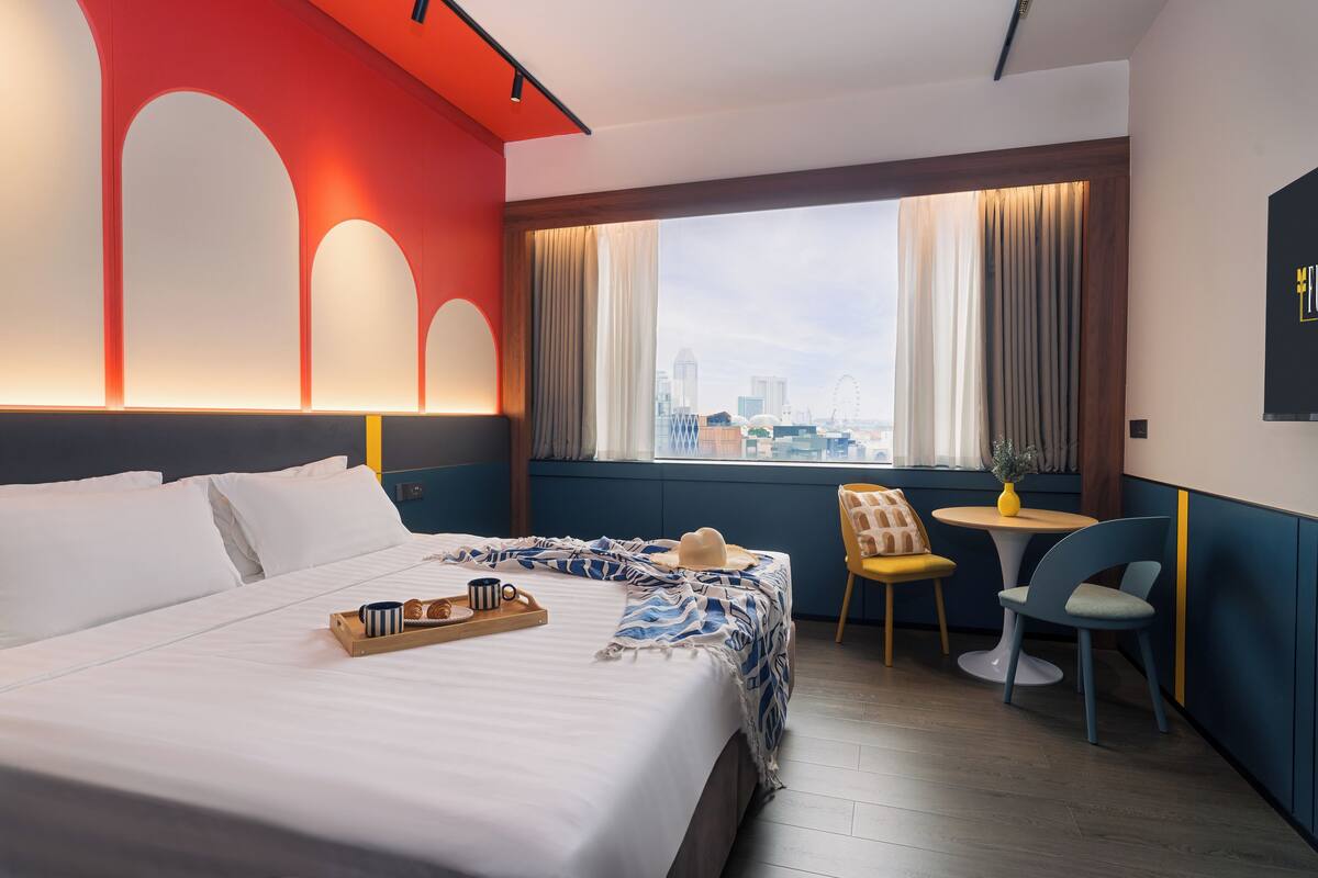 Phòng Deluxe (Plus) | Minibar, két bảo mật tại phòng, bàn 