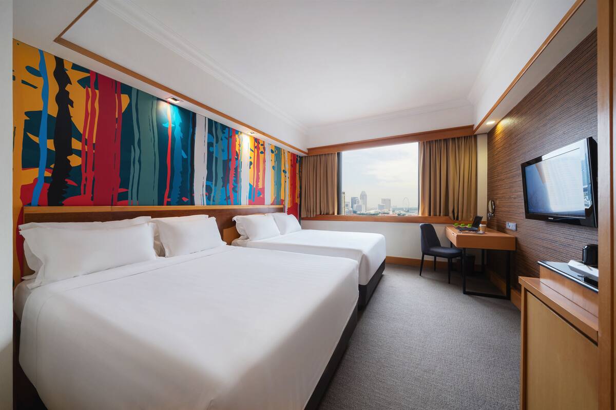 Phòng dành cho gia đình | Minibar, két bảo mật tại phòng, bàn 