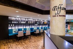 Café da manhã com buffet todos os dias (SGD 34.21 por pessoa) 