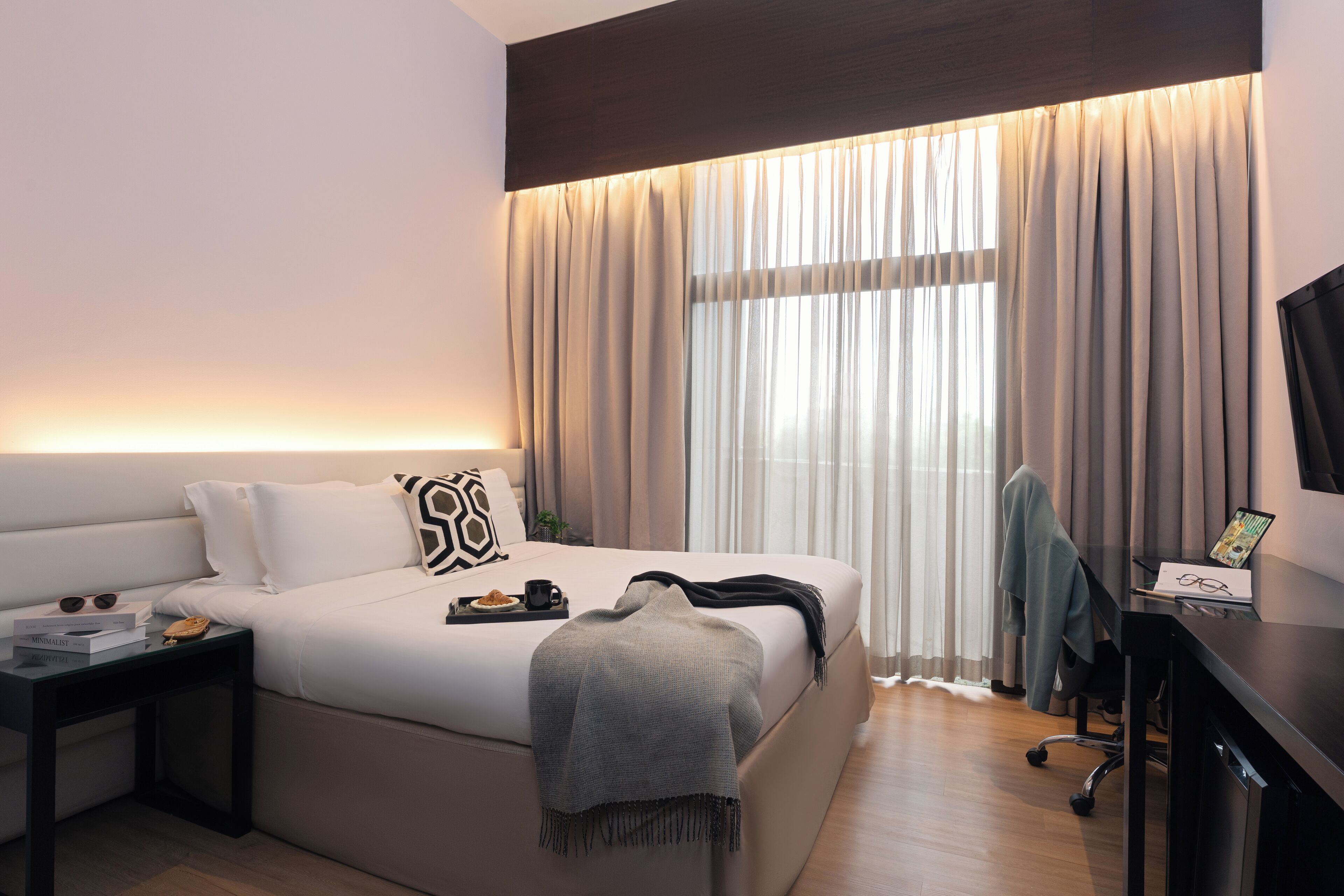 Superior Room | Minibar, in-room safe, desk, laptop workspace