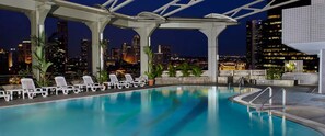 Piscina externa, funciona das 7h às 22h, guarda-sóis, espreguiçadeiras