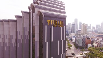 Un edificio moderno con el letrero "Furama City Center".