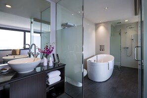 Free toiletries, hair dryer, bathrobes, slippers - Furama City Centre (Singapore)