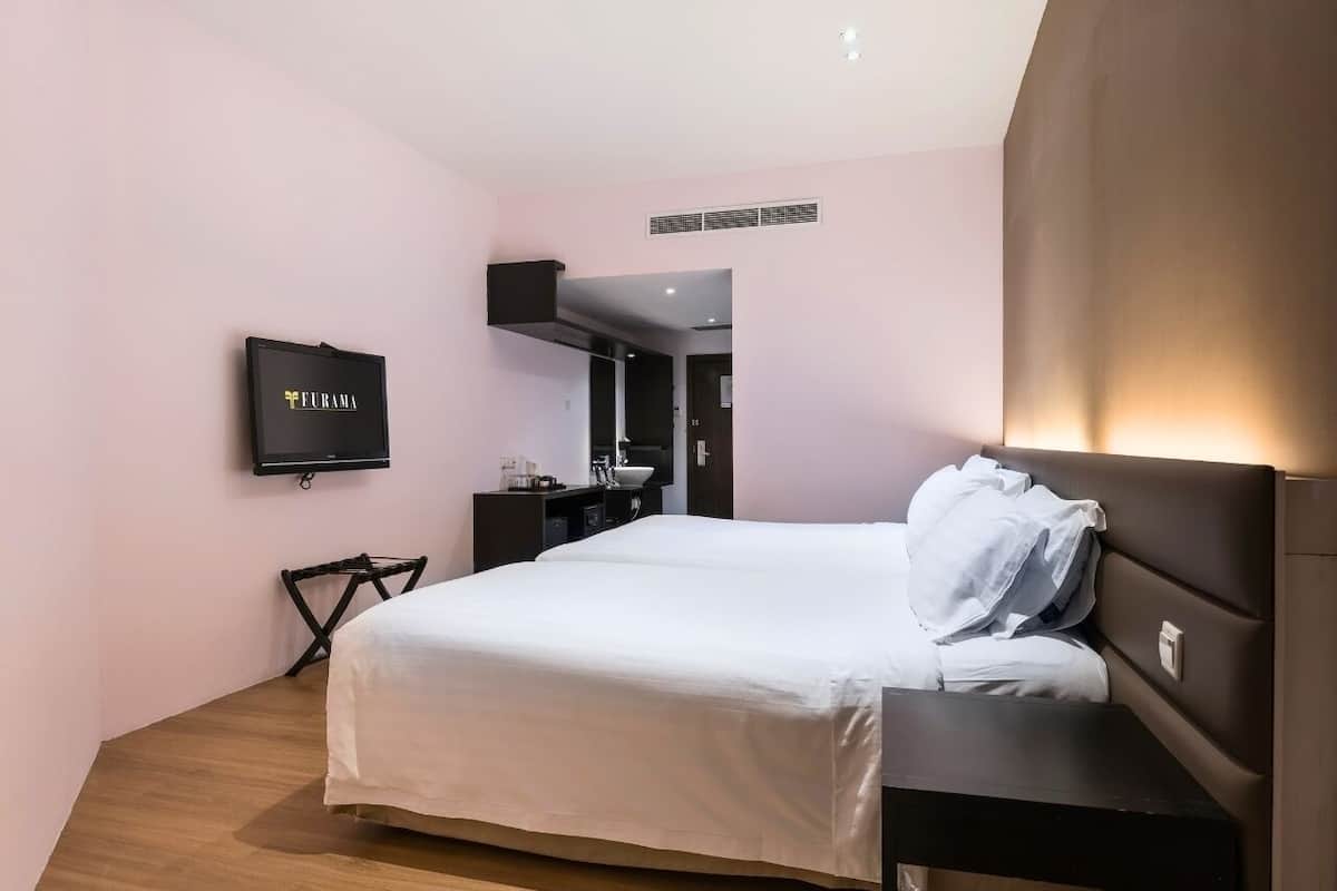 1 quarto, frigobar, cofres nos quartos, escrivaninha