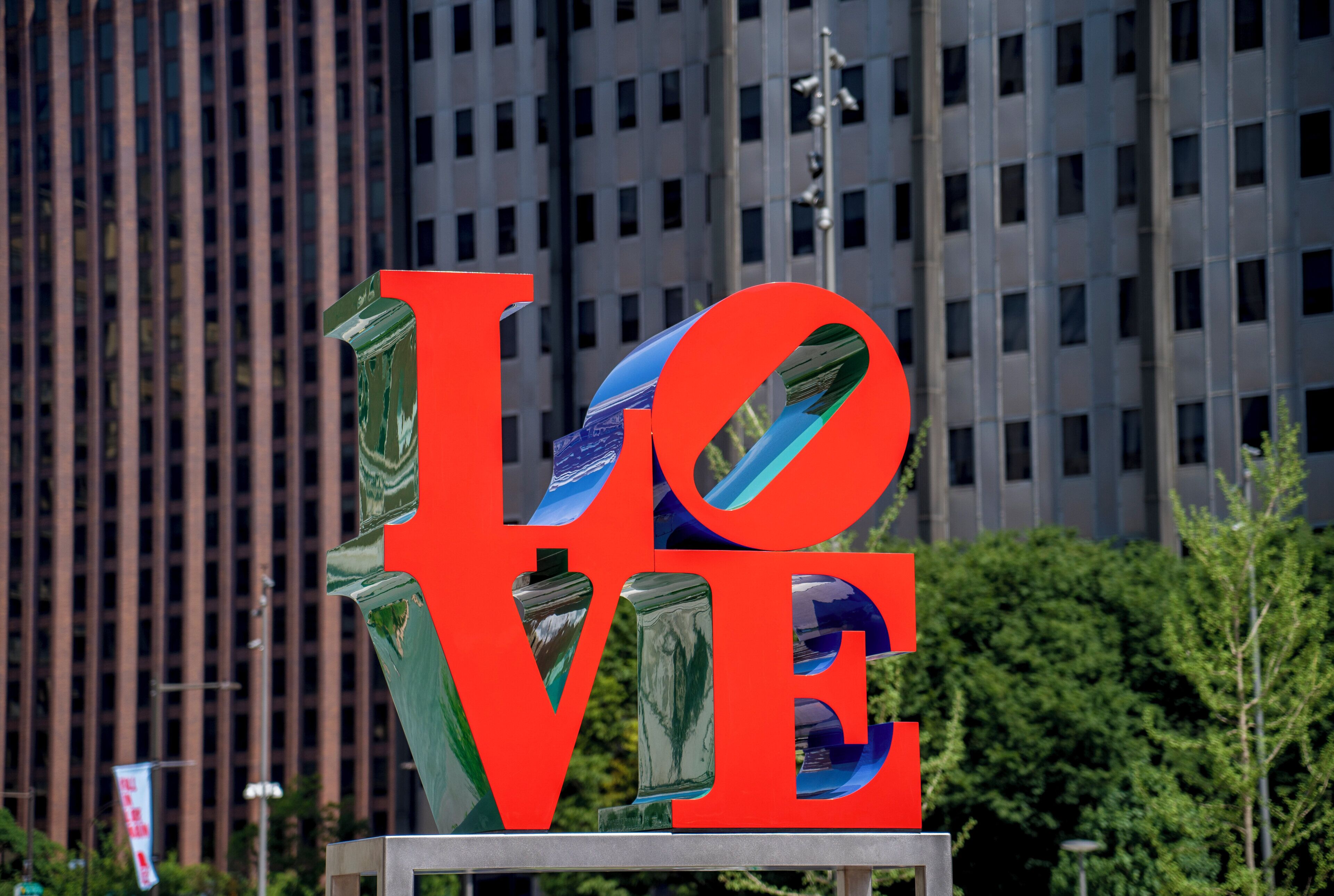 Una gran escultura al aire libre con la palabra 'LOVE' en letras negritas.