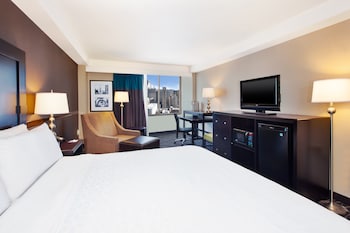 Standard Room, 1 King Bed | Premium bedding, in-room safe, desk, blackout drapes at Holiday Inn Express Philadelphia-Midtown, an IHG Hotel