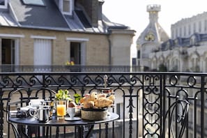 Deluxe Room | Breakfast meal