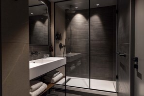 Suite | Badkamer | Een regendouche, gratis toiletartikelen, een haardroger, pantoffels