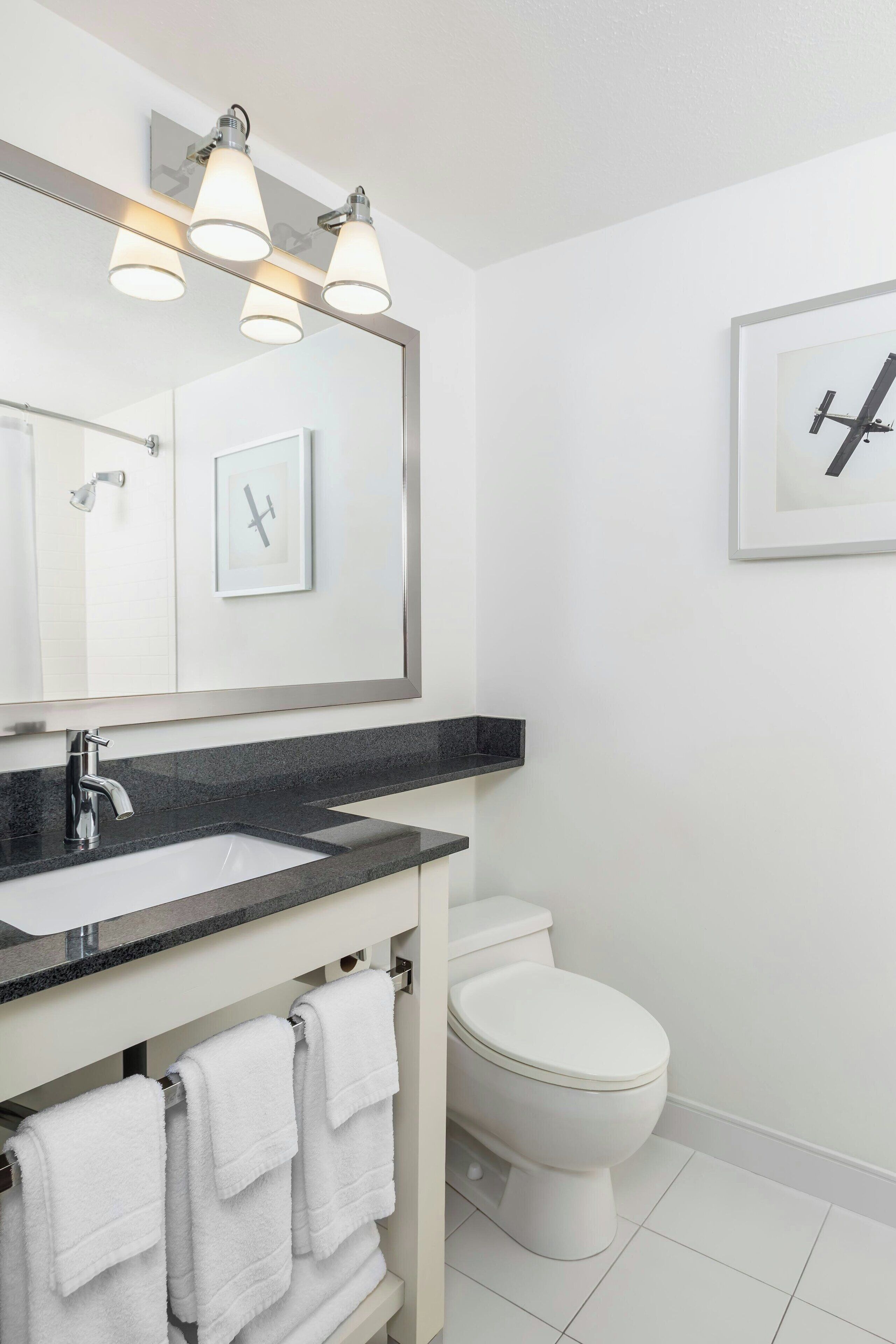 room, 1 king bed | bathroom | combined shower/bathtub, free toiletries, hair dryer, towels