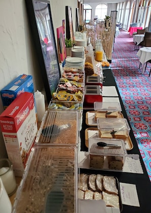 Petit déjeuner continental (10 AUD par personne)