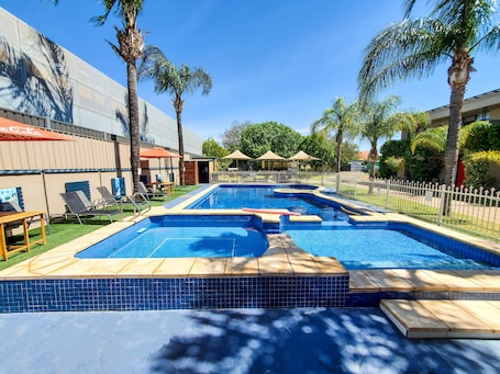 Una piscina al aire libre