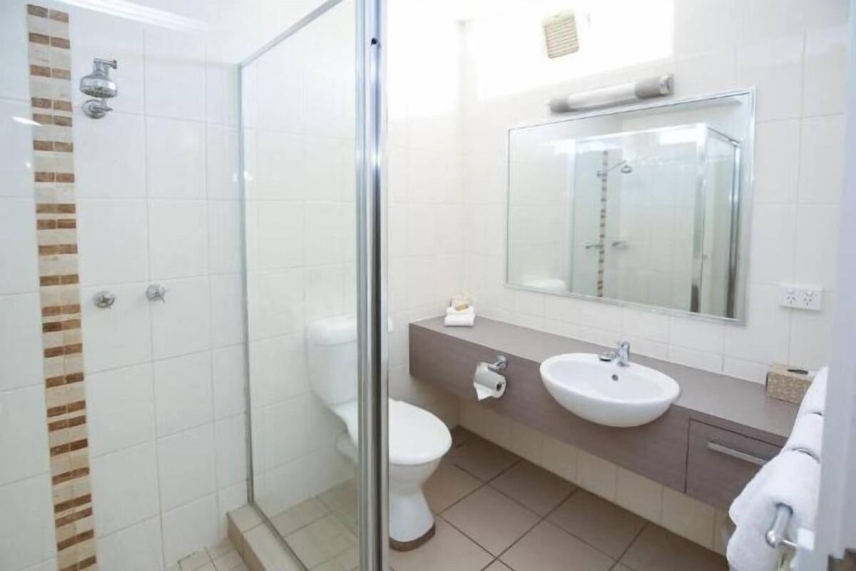 Douche, articles de toilette gratuits, serviettes fournies
