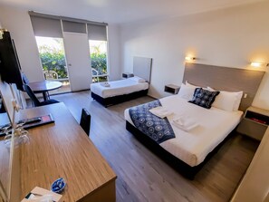 Habitación estándar con 2 camas individuales, 1 habitación, balcón | 1 dormitorio, minibar, caja fuerte y escritorio