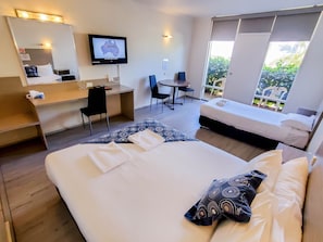 Standard-Zweibettzimmer, 1 Schlafzimmer, Balkon | 1 Schlafzimmer, Minibar, Zimmersafe, Schreibtisch