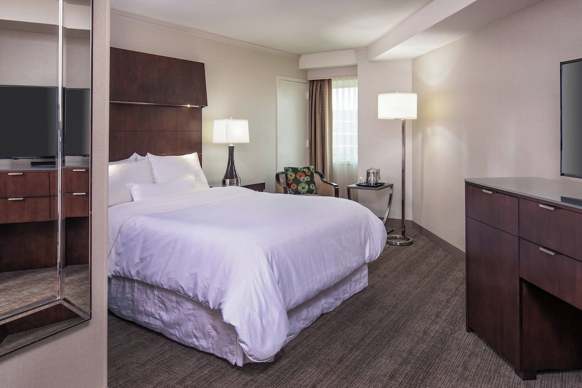 Room, 1 Double Bed (Cozy Room) | Premium bedding, pillowtop beds, in-room safe, desk