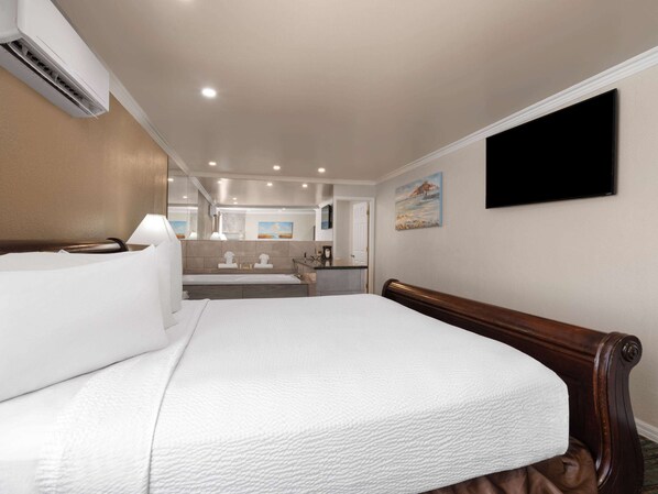 Studio Suite, 1 King Bed, Non Smoking | Jetted bathtub