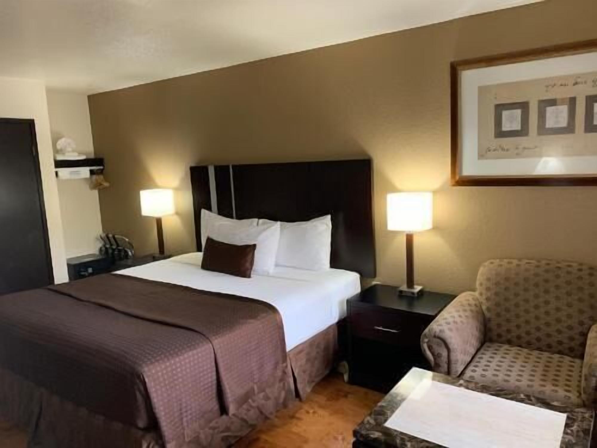 Schreibtisch, Bügeleisen/Bügelbrett, kostenlose Babybetten