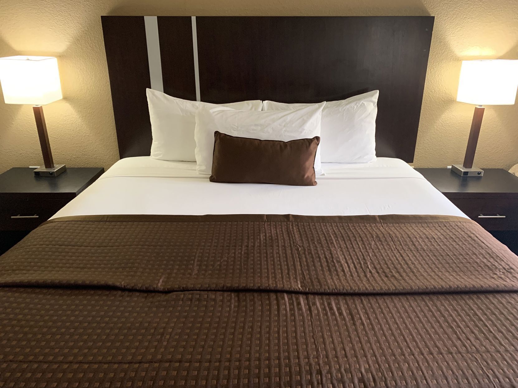 Schreibtisch, Bügeleisen/Bügelbrett, kostenlose Babybetten