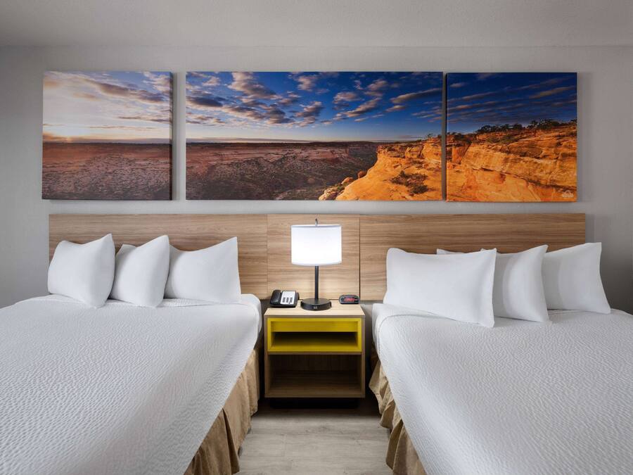 Quarto standard, 2 camas Queen, para não fumantes | Escrivaninha, ferros/tábuas de passar roupa, berços grátis