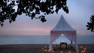 4 restaurants; breakfast, lunch and dinner served