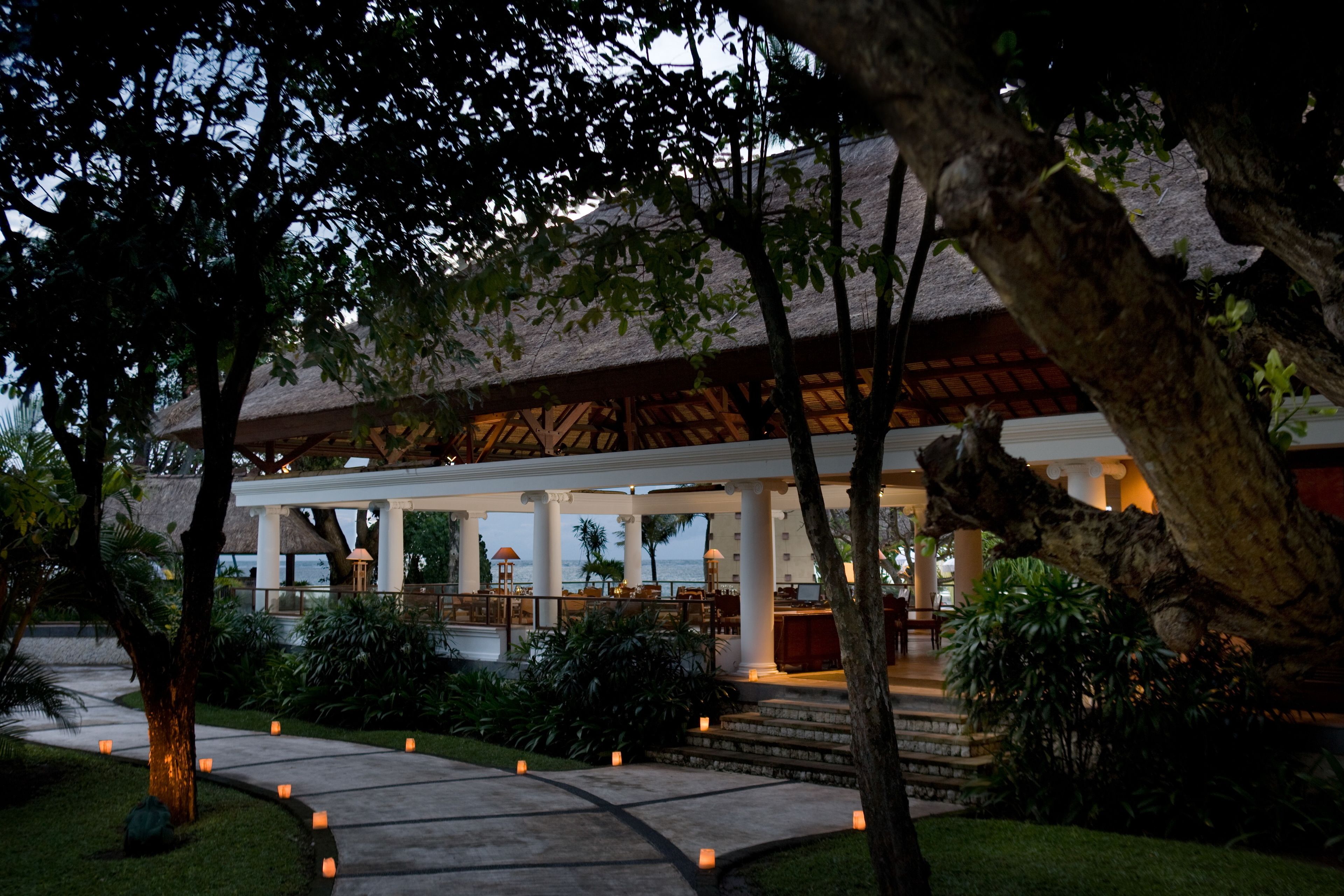 4 restaurants, breakfast, lunch, dinner served; Asian cuisine 