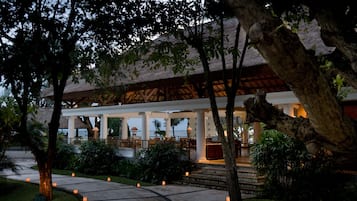 4 restaurants, breakfast, lunch, dinner served; Asian cuisine