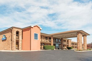 A Days Inn with a brick facade, a covered entrance, and a parking lot. - Days Inn by Wyndham New Market/I-81 (New Market)