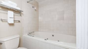 Combined shower/tub, hair dryer, towels
