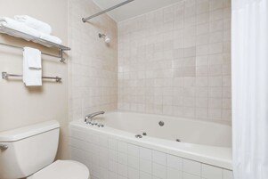 Ducha y bañera combinadas, secador de pelo y toallas