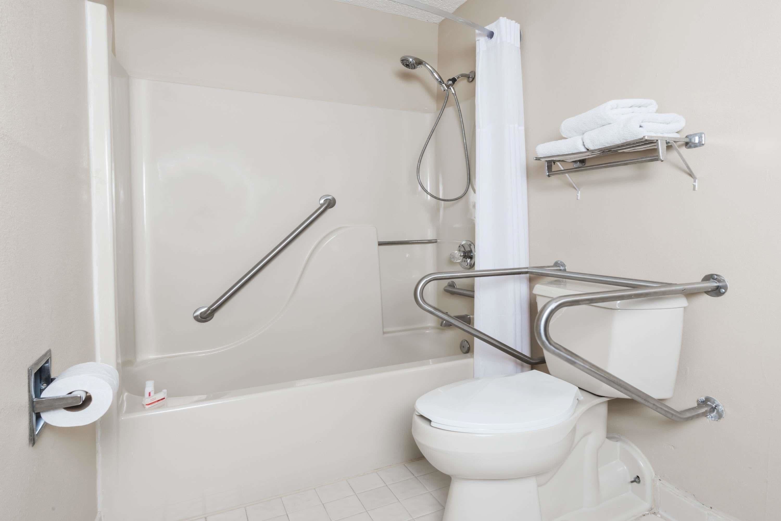 Ein Badezimmer mit Badewanne, Toilette und Dusche.