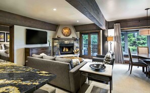 Suite luxueuse, 2 chambres (2 Kings) | Aire de séjour | Téléviseur connecté, console de jeux vidéo, lecteur de DVD