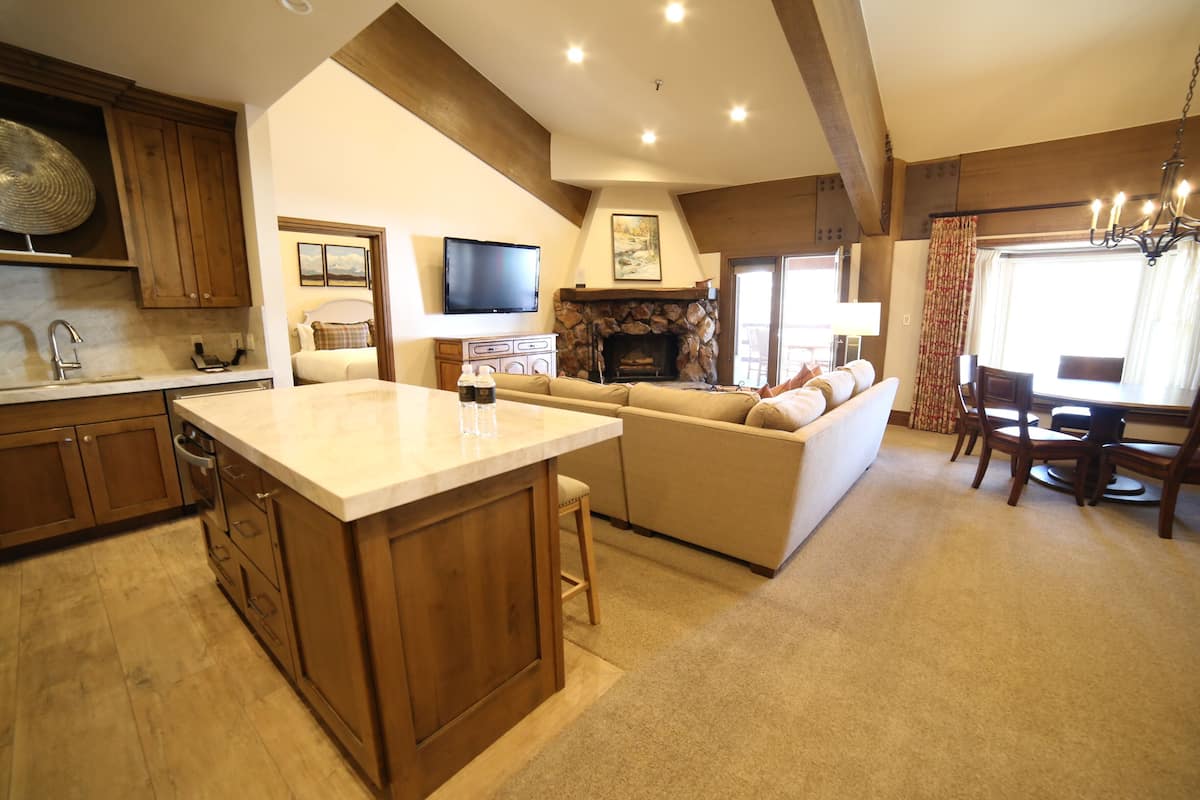 Luxury-Suite, 3 Schlafzimmer | Wohnbereich | Smart-TV, Videospielkonsole, DVD-Player, iPod-Dockingstation