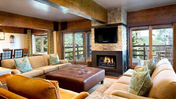 Townhouse, 2 soverom, spabadekar | Oppholdsområde | Smart-TV, TV-spill, DVD-spiller og iPod-dokkingstasjon