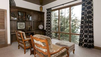 Una habitación con un ventanal grande, muebles de madera y un armario empotrado.