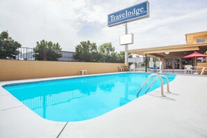 Outdoor pool - Travelodge by Wyndham Walla Walla (Walla Walla)