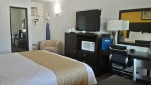 Allergitestade sängkläder, värdeförvaringsskåp på rummet och skrivbord