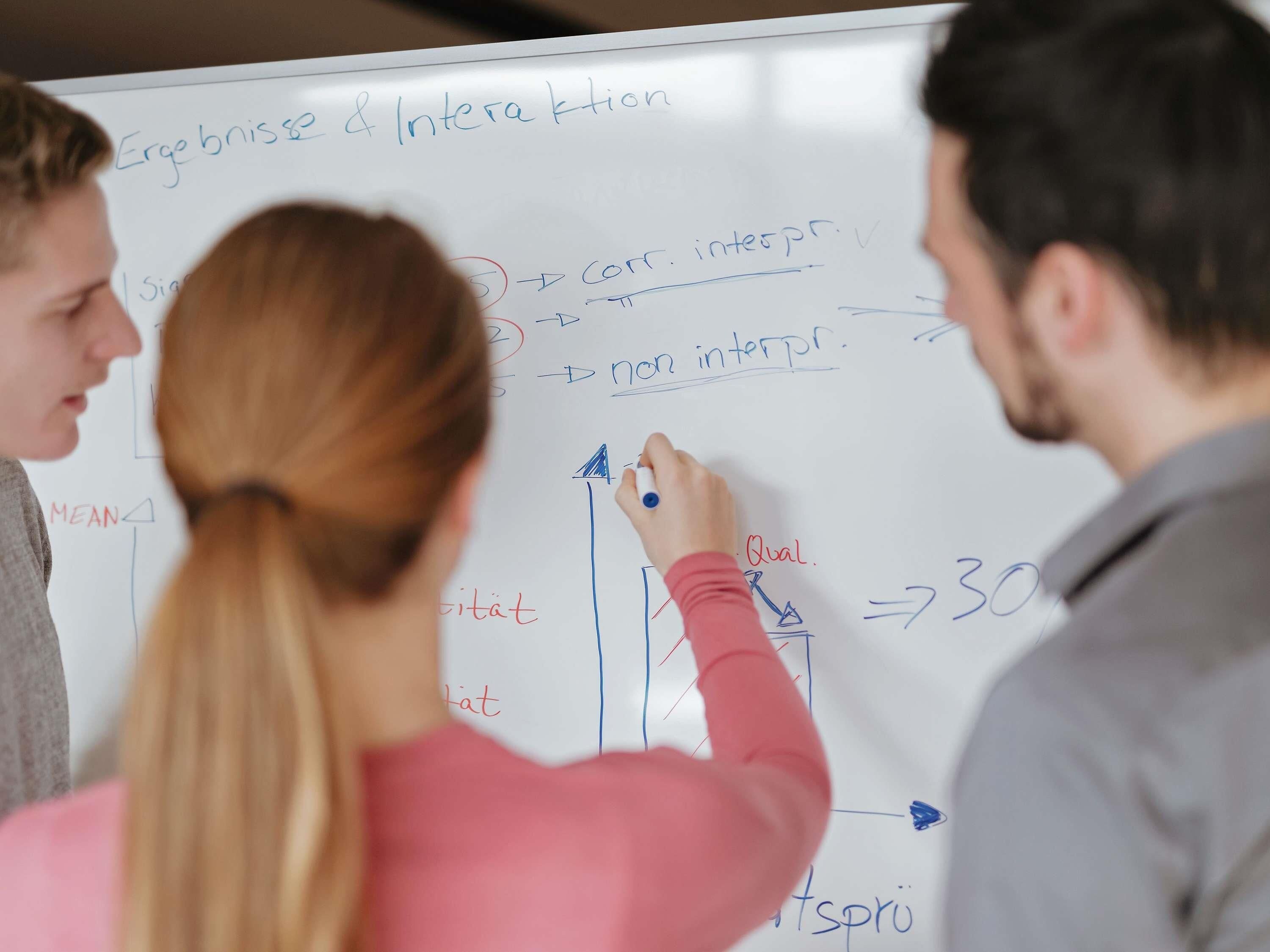 Un tableau blanc contenant des schémas et du texte, notamment les mentions « Résultats et interaction » et « Qual. ».