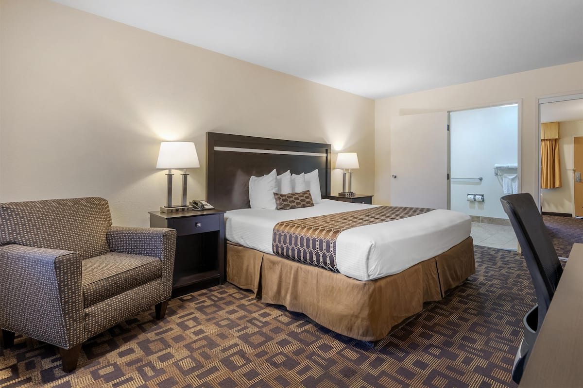 Standard Room, 1 King Bed, Accessible, Non Smoking