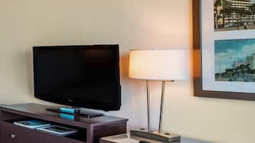 Seprai premium, brankas, meja kerja, dan tirai kedap cahaya