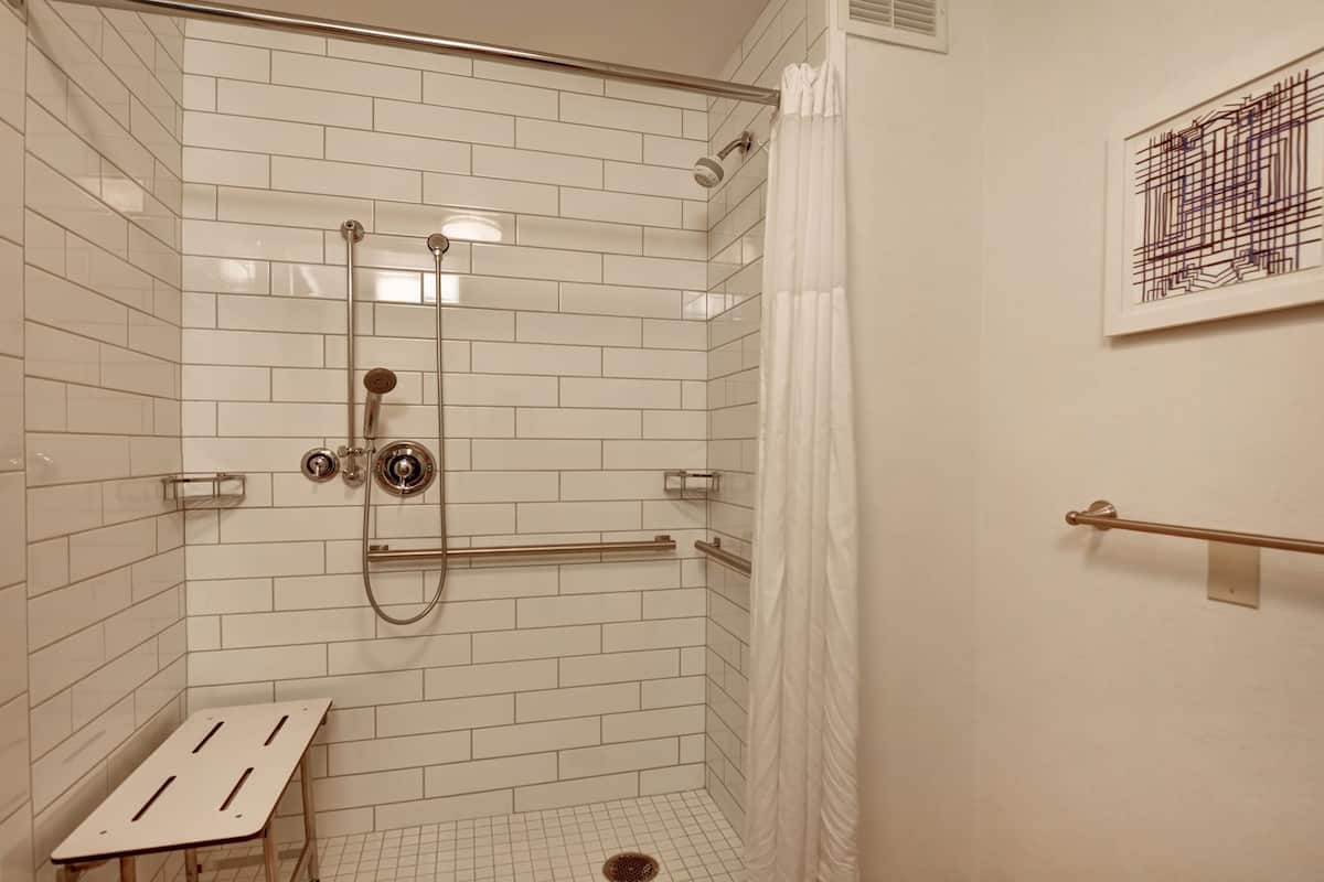 Bathroom | Combined shower/tub, free toiletries, hair dryer, towels
