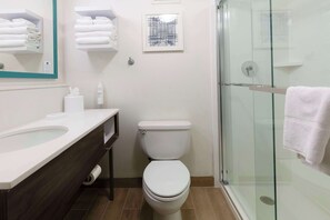 Duschwanne, kostenlose Toilettenartikel, Haartrockner, Handtücher