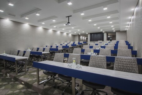 Holiday Inn Winnipeg South, an IHG Hotel - Image 51