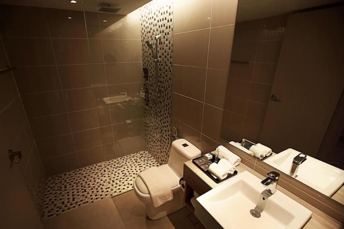 Bathroom | Shower, rainfall showerhead, free toiletries, hair dryer